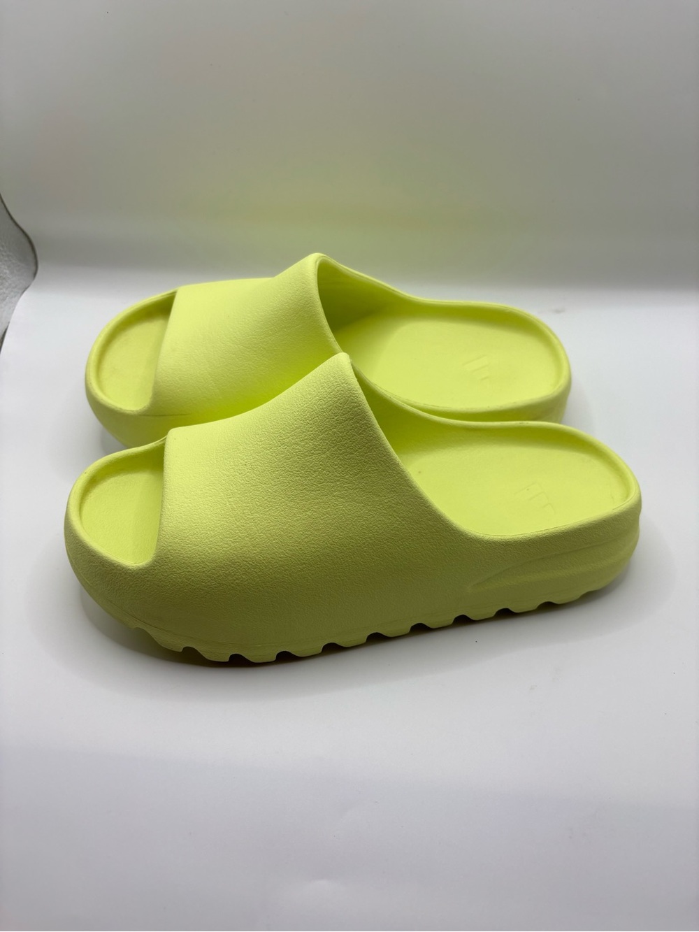 adidas Yeezy Slide Kids Glow Green Sandal US 3 US Slip On